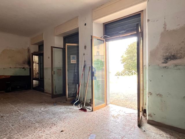 Locale Commerciale in vendita a Montenero Alto, Livorno