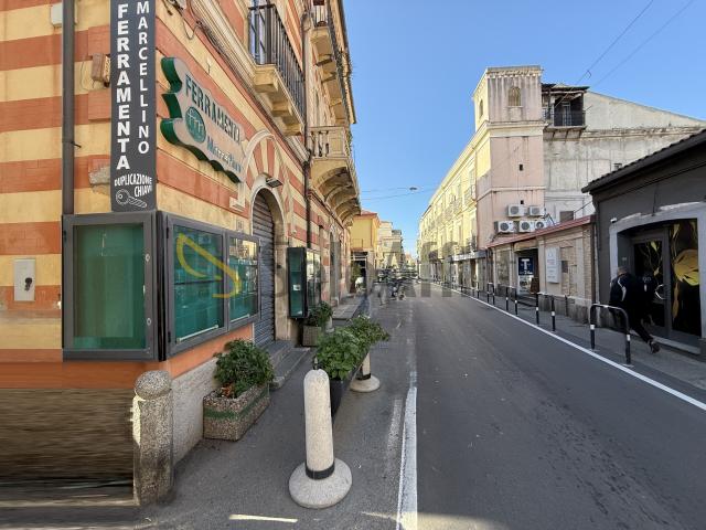 Locale Commerciale in affitto a Calabria, Catanzaro