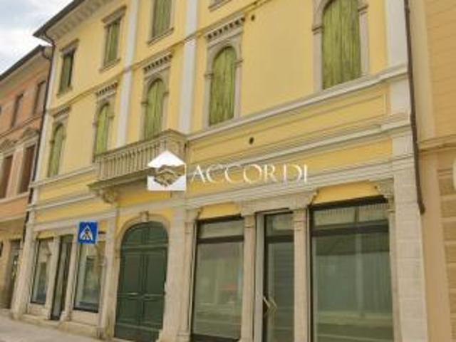 Locale Commerciale in affitto a Vittorio Veneto, Veneto