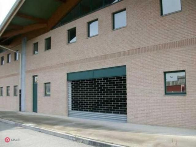 Locale Commerciale in affitto a Chiari, Lombardia