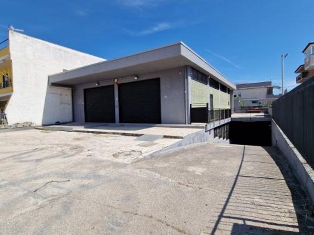 Locale Commerciale in affitto a Mondragone, Campania