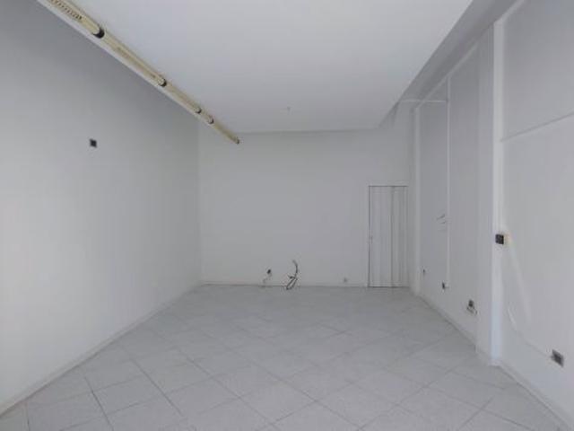 Locale Commerciale in affitto a Marche, Ancona
