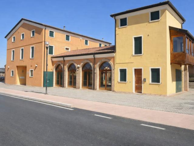 Locale Commerciale in vendita a Carrara San Giorgio, Veneto