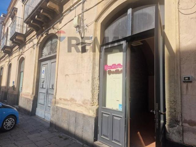 Locale Commerciale in affitto a Acireale, Sicilia
