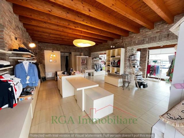 Locale Commerciale in affitto a Albano Sant'alessandro, Lombardia