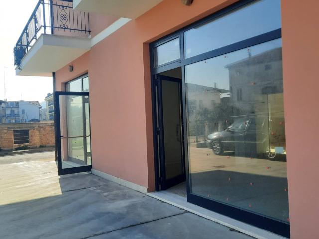 Locale Commerciale in affitto a Marche, Fermo