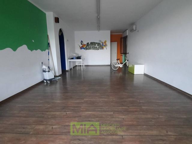 Locale Commerciale in affitto a Marche, Fermo