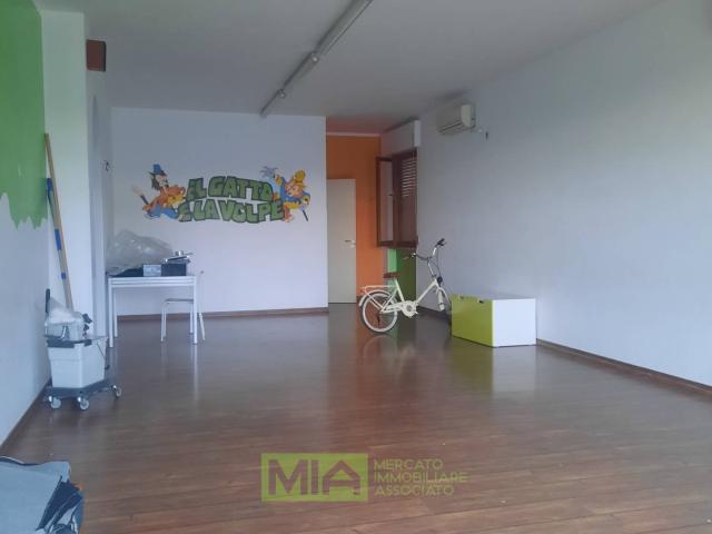 Locale Commerciale in affitto a Marche, Fermo