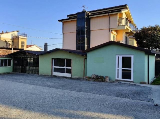 Locale Commerciale in affitto a Amelia, Umbria