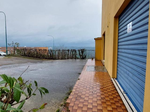 Locale Commerciale in affitto a Ariano Irpino, Campania