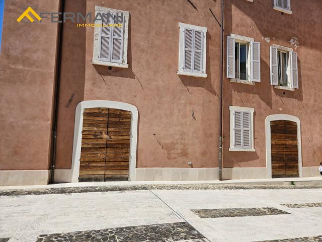 Locale Commerciale in affitto a San Venanzio, Marche