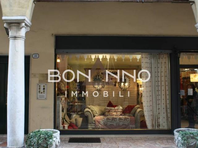 Locale Commerciale in affitto a Pilastroni, Bassano Del Grappa
