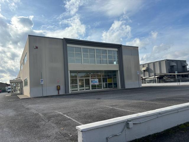 Locale Commerciale in affitto a Santa Lucia, Bastia Umbra