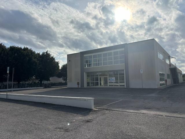 Locale Commerciale in affitto a Santa Lucia, Bastia Umbra
