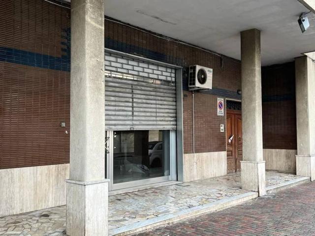 Locale Commerciale in affitto a Olevano Sul Tusciano, Campania