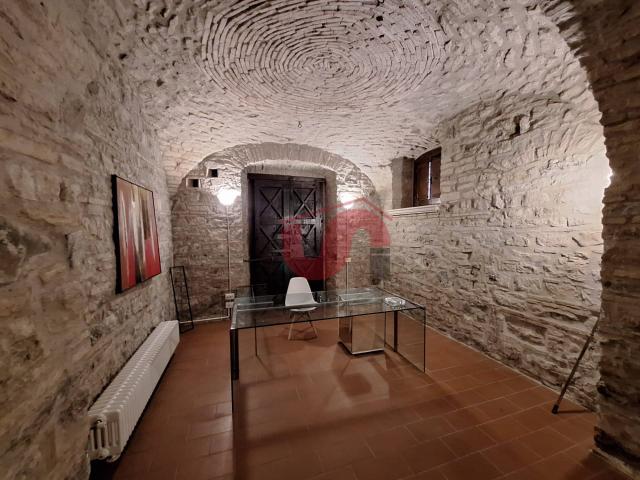 Locale Commerciale in affitto a Benevento, Campania