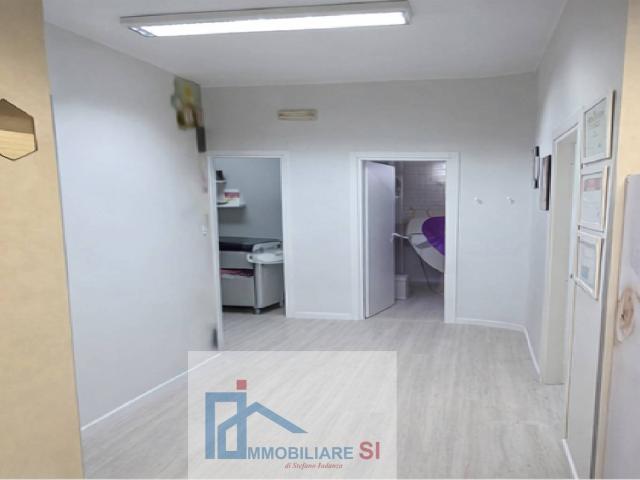 Locale Commerciale in affitto a Mellusi-Atlantici, Benevento