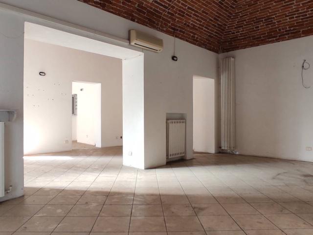 Locale Commerciale in affitto a Piazzo, Piemonte