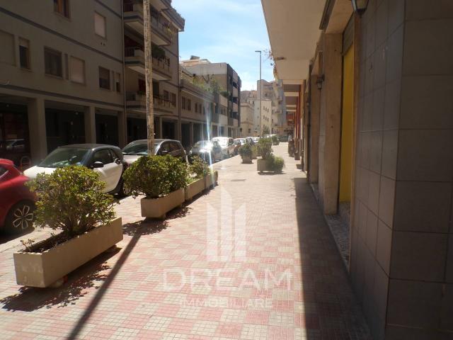 Locale Commerciale in affitto a San Benedetto, Cagliari