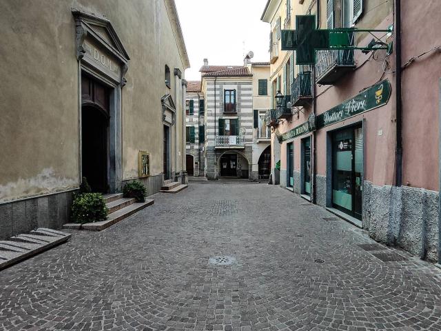Locale Commerciale in affitto a Cairo Montenotte, Savona