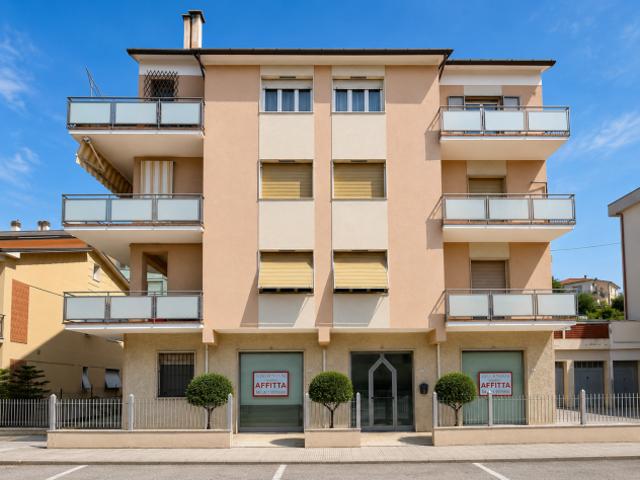Locale Commerciale in affitto a Marche, Ancona