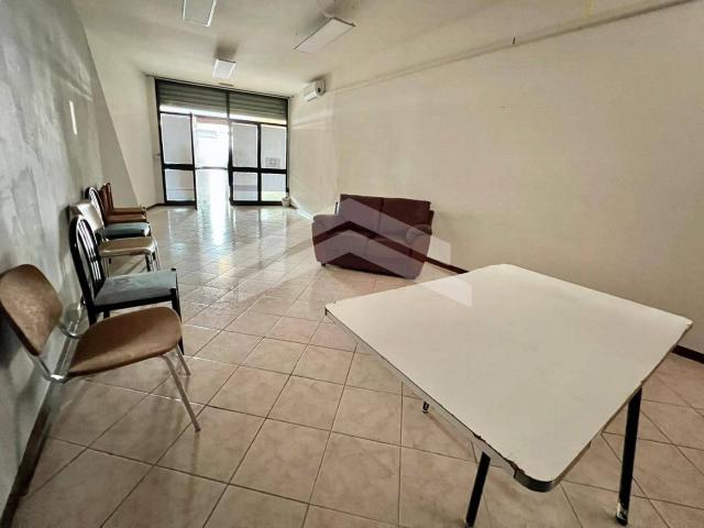 Locale Commerciale in affitto a Campobasso, Molise