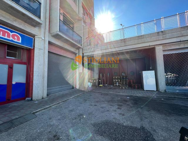 Locale Commerciale in affitto a Campobasso, Molise