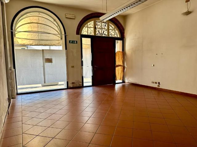 Locale Commerciale in affitto a Tassignano, Capannori