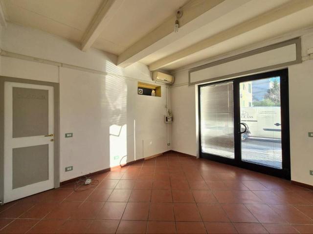 Locale Commerciale in affitto a Capannori, Lucca