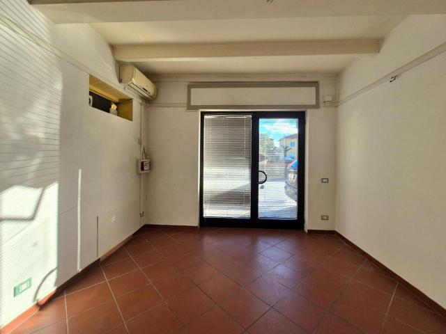 Locale Commerciale in affitto a Capannori, Toscana