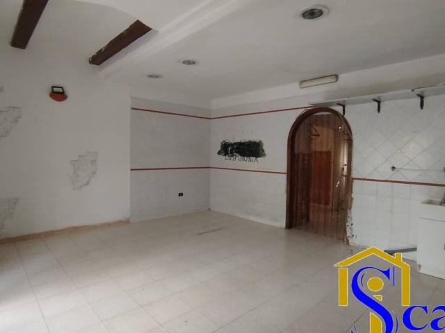 Locale Commerciale in affitto a Capua, Campania