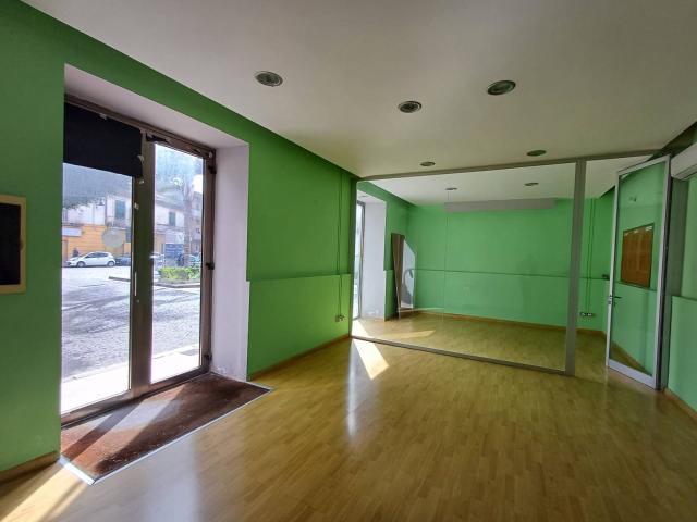 Locale Commerciale in affitto a Casagiove, Campania