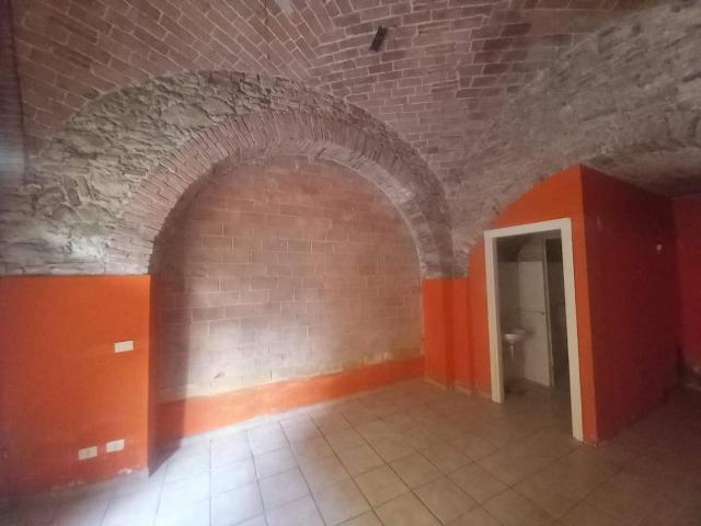 Locale Commerciale in affitto a Casciana Terme Lari, Lari