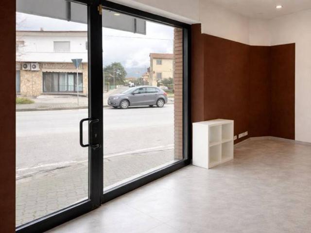 Locale Commerciale in affitto a Navacchio, Cascina