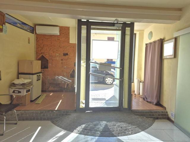 Locale Commerciale in affitto a Navacchio, Cascina