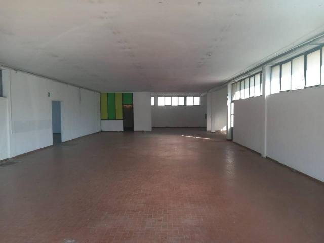 Locale Commerciale in affitto a Cascina, Toscana