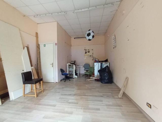 Locale Commerciale in affitto a San Frediano a Settimo, Cascina