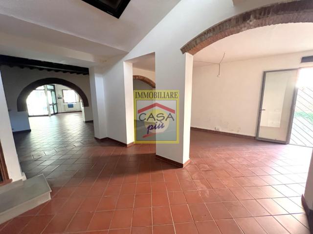 Locale Commerciale in affitto a Cascina, Toscana