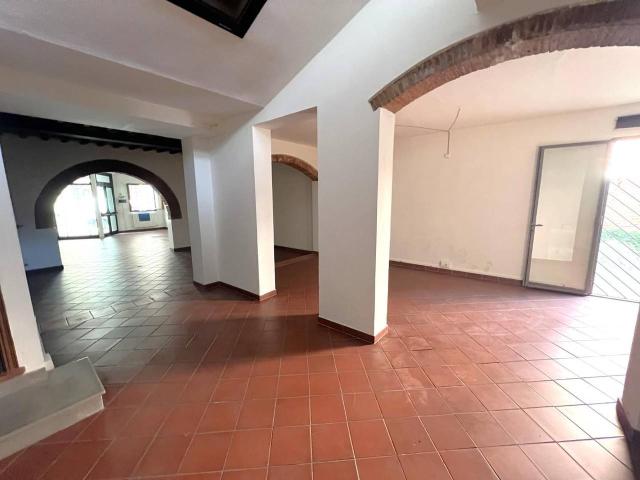 Locale Commerciale in affitto a Cascina, Toscana