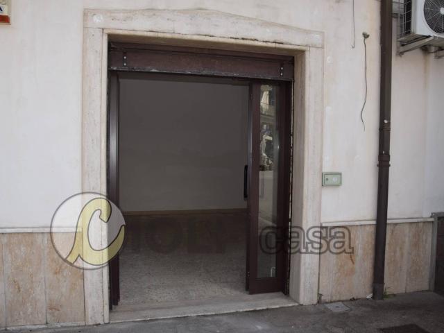 Locale Commerciale in affitto a San Silvestro, Cassino
