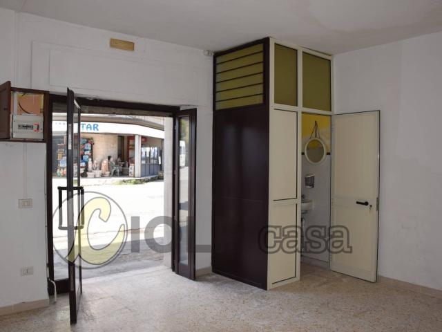 Locale Commerciale in affitto a San Silvestro, Cassino