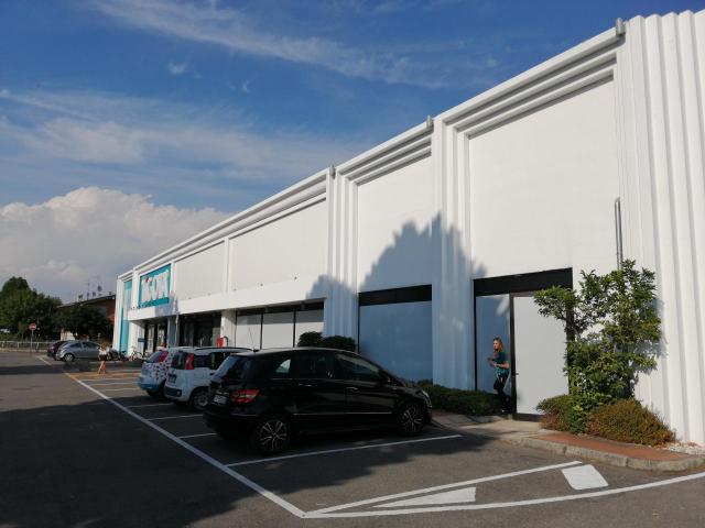 Locale Commerciale in affitto a Castel San Giovanni, Reggio Emilia