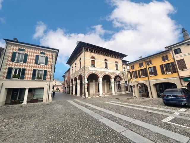 Locale Commerciale in affitto a Castelcovati, Lombardia