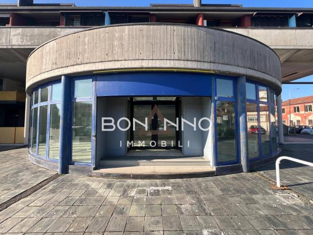 Locale Commerciale in affitto a Castelfranco Veneto, Veneto