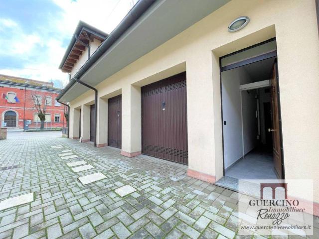 Locale Commerciale in affitto a Unione Alto Ferrarese, Cento
