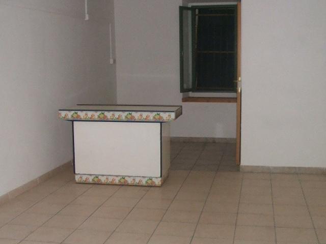 Locale Commerciale in affitto a Cepagatti, Abruzzo