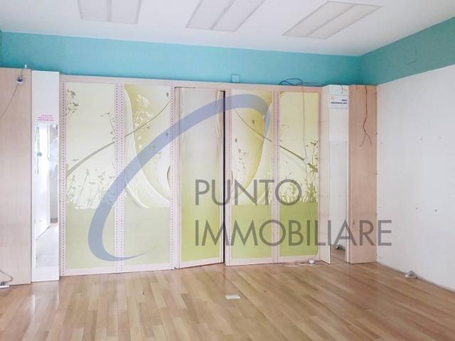 Locale Commerciale in affitto a Chiavari, Liguria