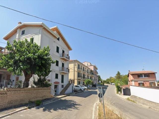 Locale Commerciale in affitto a Tricalle, Chieti