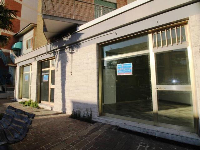 Locale Commerciale in affitto a Marche, Macerata
