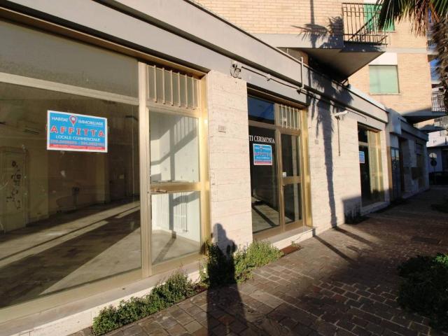 Locale Commerciale in affitto a Marche, Macerata